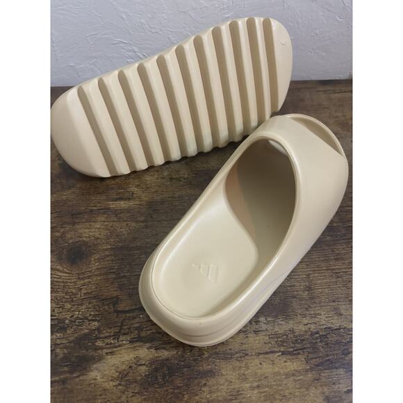 Men’s Size 10 Adidas Yeezy Desert Sand Slide - Picture 5 of 7